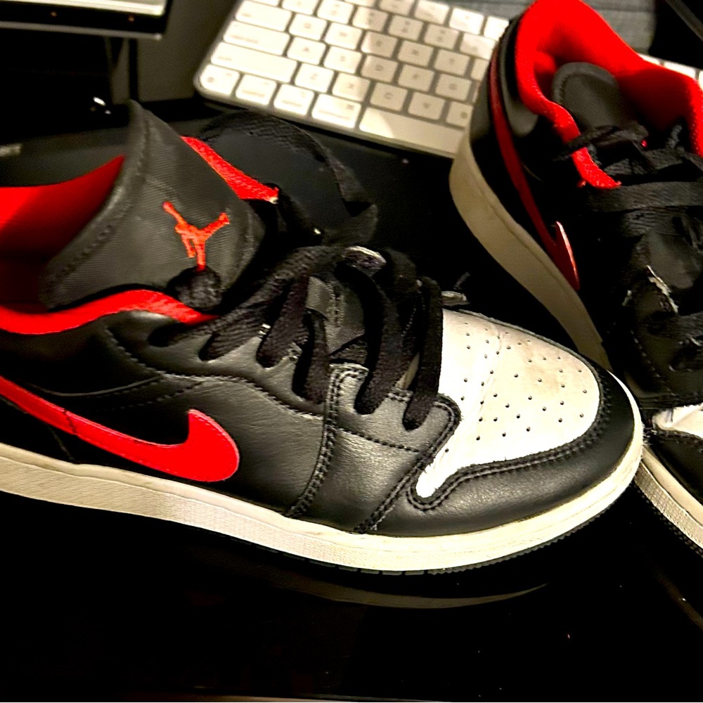 Kids Jordan ones size 5